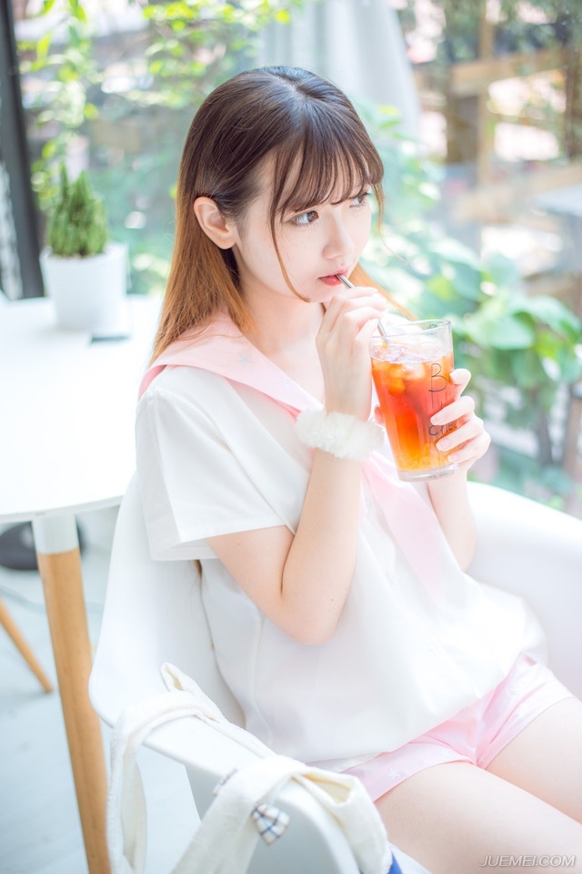 “下去吧，让人通知文和先生过来。”吕布靠在椅靠上，淡然道。